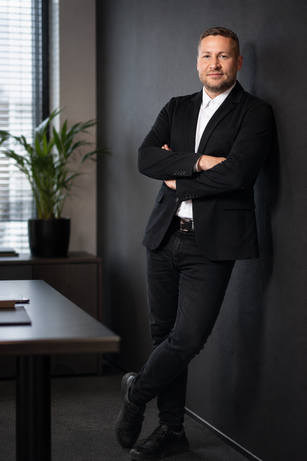 Gökhan Isal bei einer persönlichen Finanzberatung im Büro von Fit Finanz